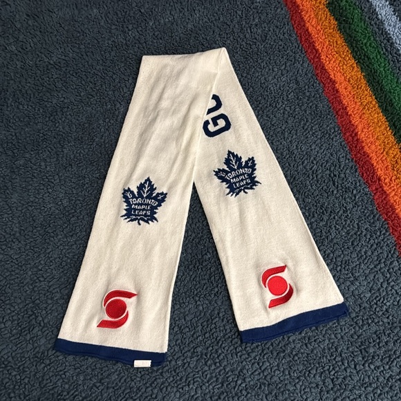 Toronto Maple Leafs Scarf - Picture 2 of 2